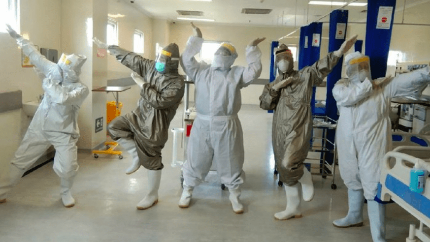 ILUSTRASI: Perawat rumah sakit melakukan senam untuk hilangkan stress saat tangani corona. (Foto: Internet)