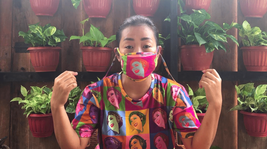 Shoimah dengan masker kain buatannya sendiri. (Foto: Internet)