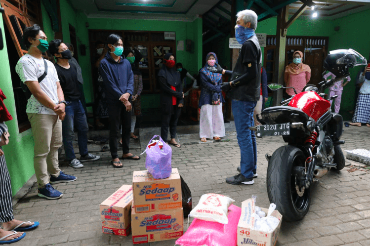 Ganjar saat ngabuburit bersama mahasiswa asal Sumbar, Jatim dan Jabar yang berkuliah di Jateng. (Foto: Humas Pemprov Jateng)