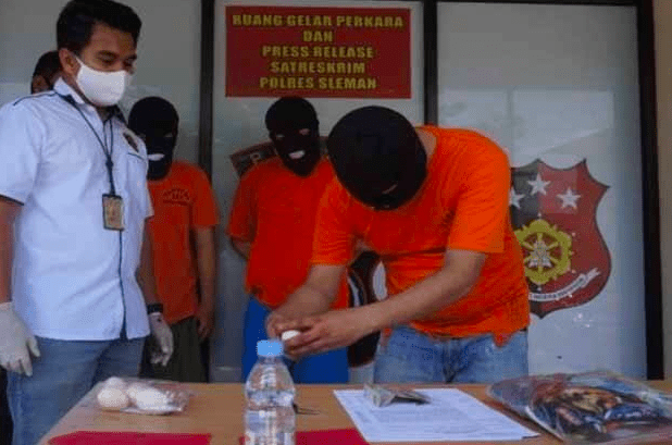 Pelaku mencoba mempraktikkan memecahkan telur. (Foto: internet)