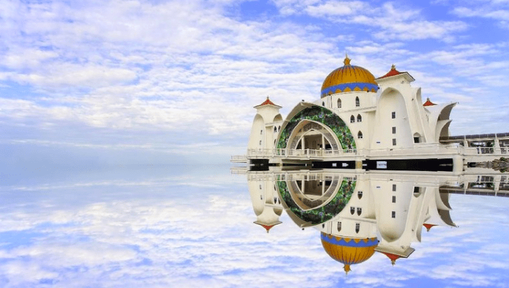 TERAPUNG: Masjid Selat Malaka (Foto: internet)