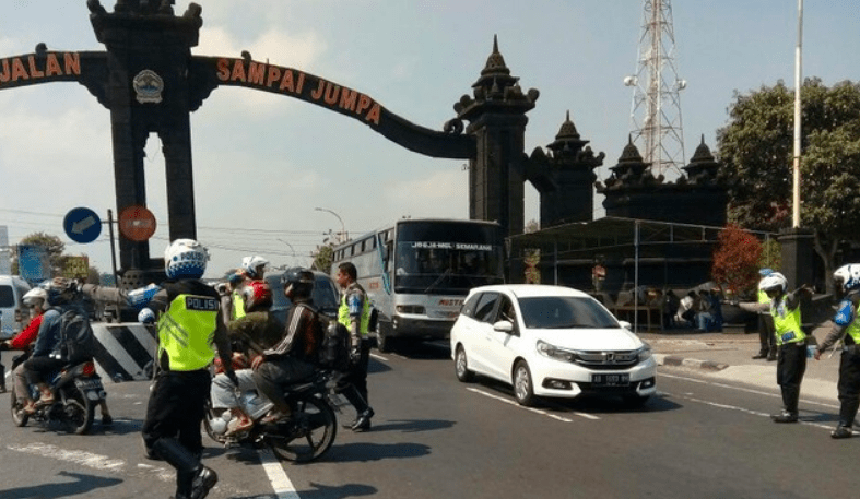 Ilustrasi polisi menjaga perbatasan Jateng-DI Jogjakarta sisi Salam Kabupaten Magelang. (Foto: internet)