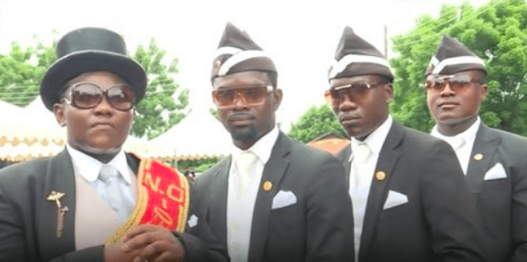 MERINDING: Para personel Coffin Dancing atau Dancing Pallbearers yang viral di medsos. (Foto: internet)