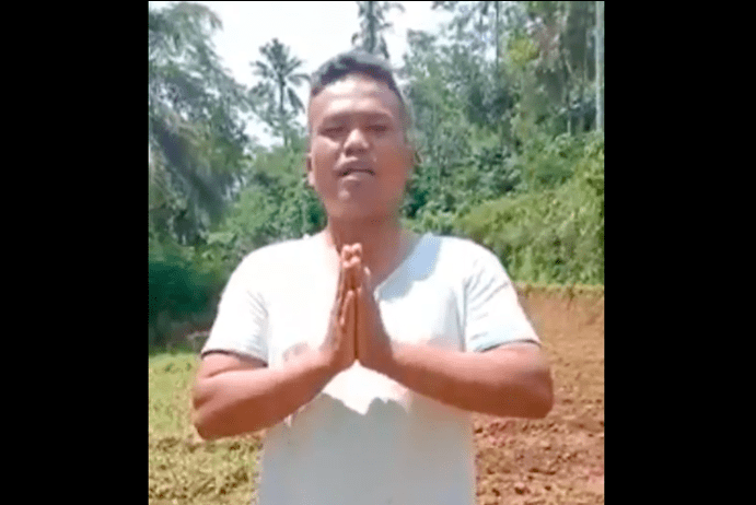 MULIA: Kepala Desa Talunombo Badaruddin dengan latar belakang lahan seluas 2.500 meter untuk direlakan untuk pemakaman jenazah korban covid-19. (Foto: SC video)