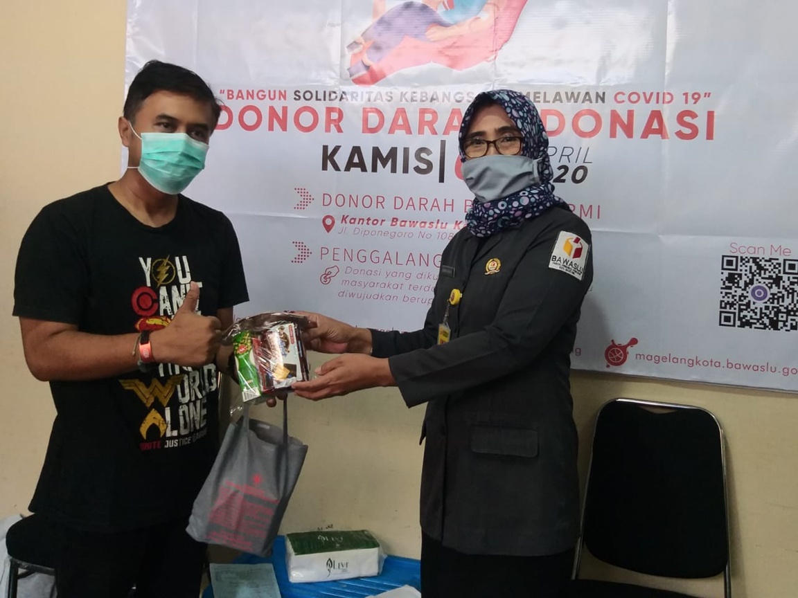 KEMANUSIAAN: Ketua Bawaslu Kota Magelang Endang Sri Rahayu Andayaningsih memberikan bingkisan kepada donatur darah, Kamis (9/4). (Foto: Borobudur News)