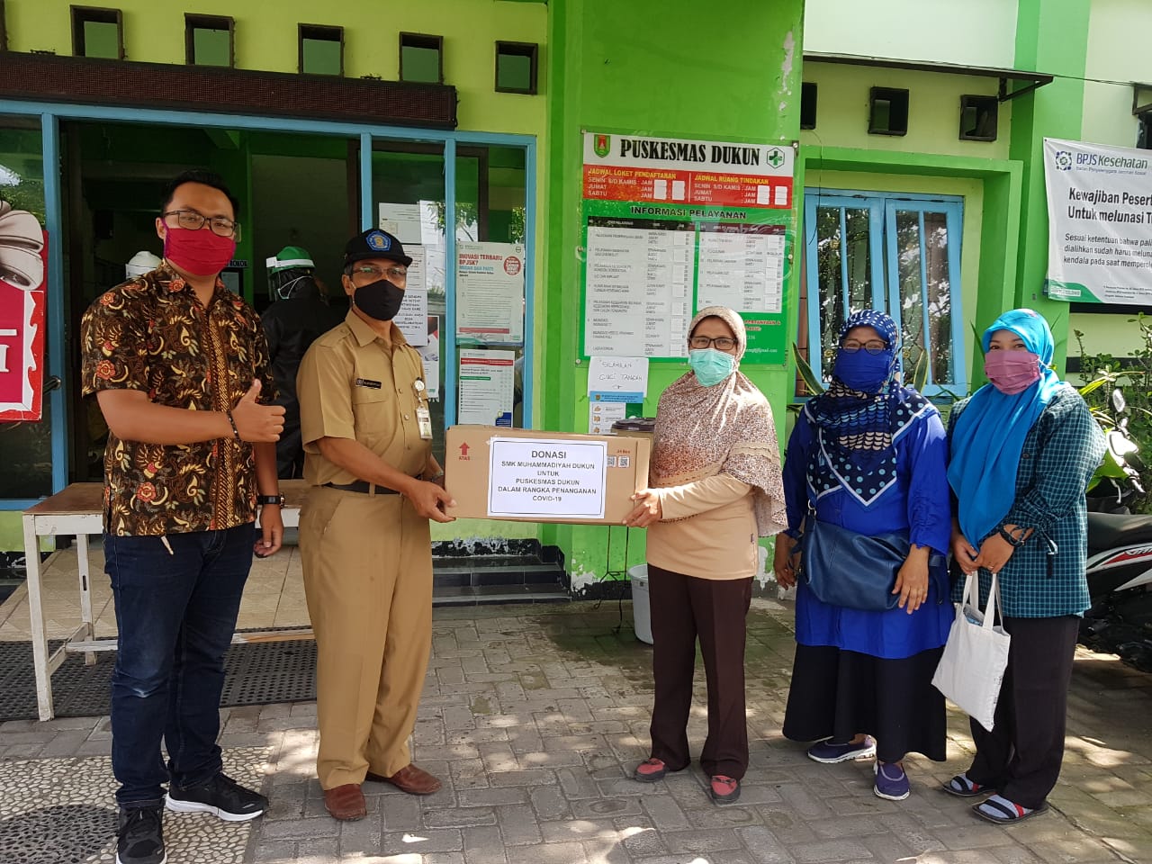 Kepala SMK Muhammadiyah Dukun Kabupaten Magelang Drs.Edy Haryanta, M.Si (dua dari kiri) saat menyerahkan bantuan APD kepada Tenaga Medis di Puskesmas setempat