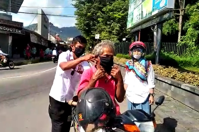 LAWAN COVID-19: Relawan JPKP Kabupaten Magelang membagikan masker gratis kepada masyarakat Borobudur dan sekitarnya. (Foto: Istimewa)
