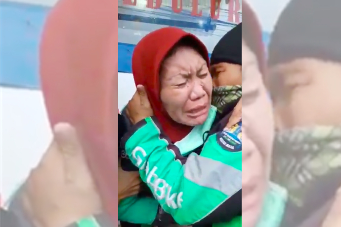 MENANGIS: Seorang ojol perempuan menangis karena lima hari tak dapat orderan. (Foto: SS twitter)