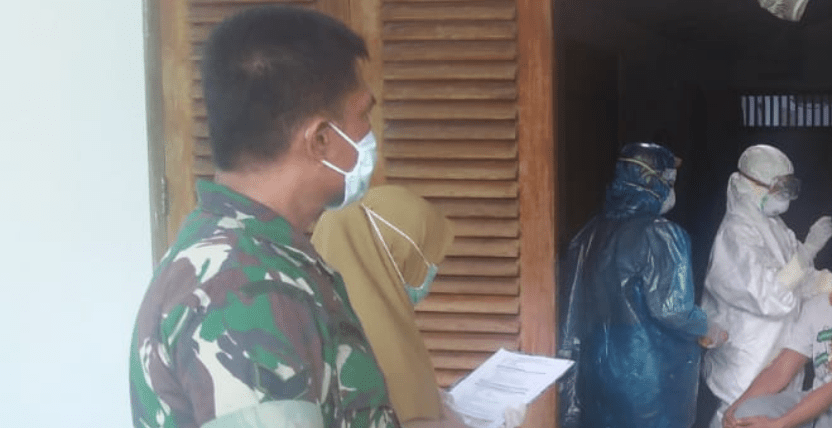 Petugas Medis di Magelang Pakai APD Mantol Plastik
