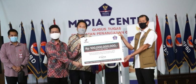 NEWS: Pihak TikTok sumbang donasi ke Tim Gugas penanganan wabah corona Indonesia (9/4/2020)-(Foto: Istimewa)