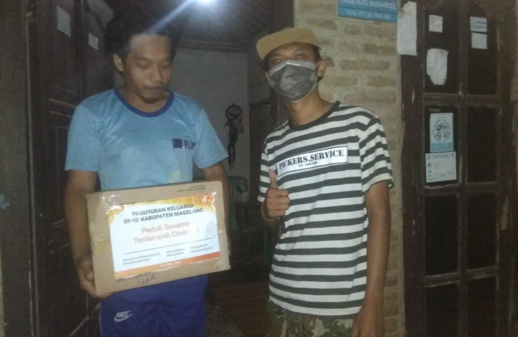 NEWS; Perwakilan Paguyupan Keluarga DPRD Kabupaten Magelang saat memberikan bantuan kepada warga ODP di Desa Borobudur (31/3/2020)-(Foto: Istimewa)