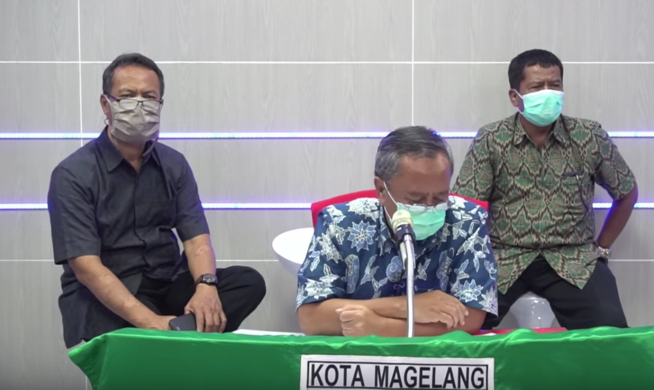 TERBUKA : Kepala Dinas Kesehatan KOta Magelang mengumumkan perkembangan Covid-19 melalui streaming. (Foto : sc)