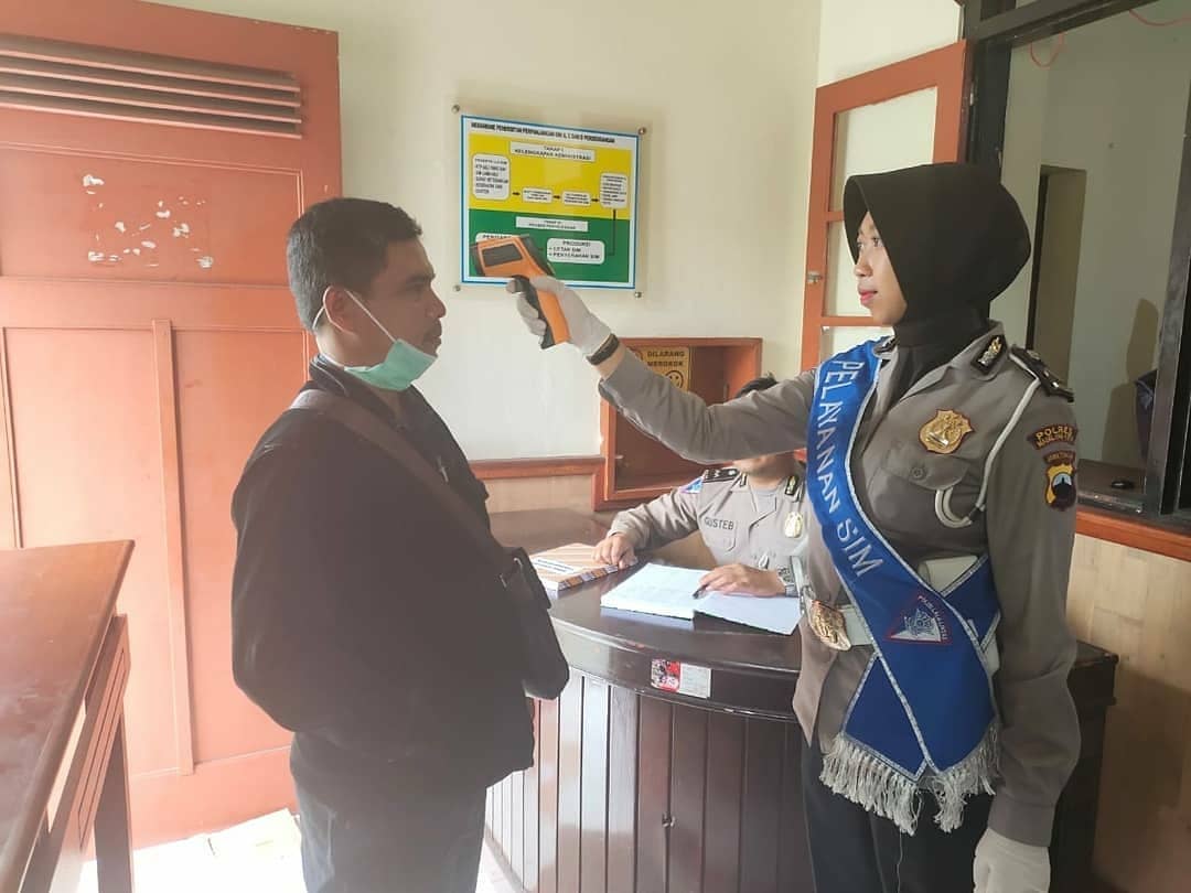 NEWS: Petugas Satlantas Polresta Magelang saat memeriksa suhu bagi warga yang akan mengurus SIM (2/4/2020)-(Foto: cr1)