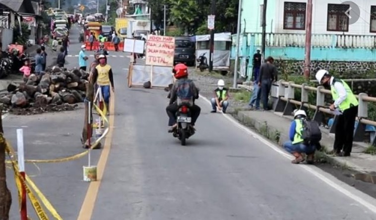 NEWS : Jalan Utama di Temanggung ini ditutup karena perbaikan jembatan (1/4/2020)-(Foto: Istimewa)