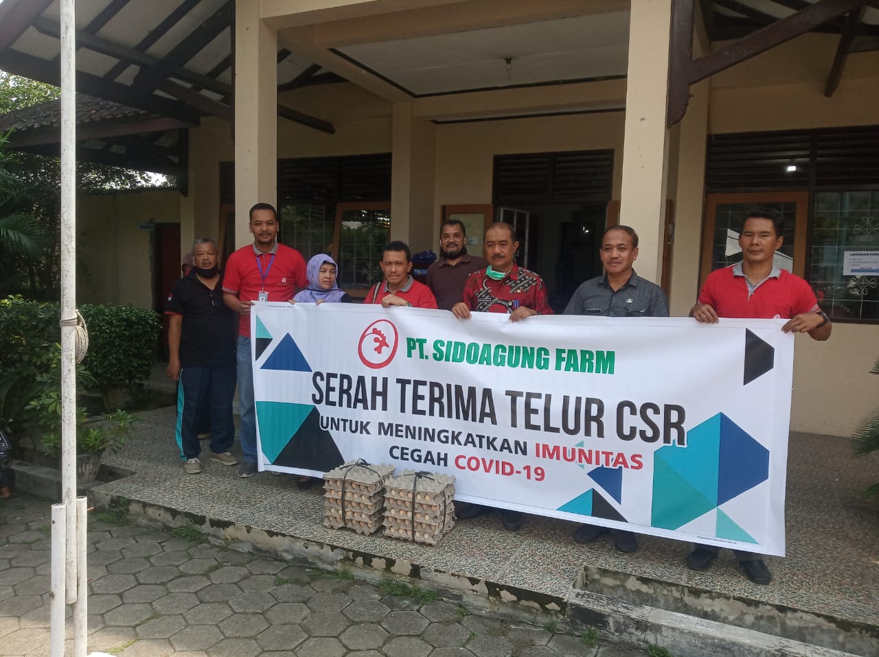 NES: Serah terima simbolis telur dari PT Sido Agung Farm Tempuran kepada Dinsos Kabupaten Magelang (3/4/2020)-(Foto: bsn)