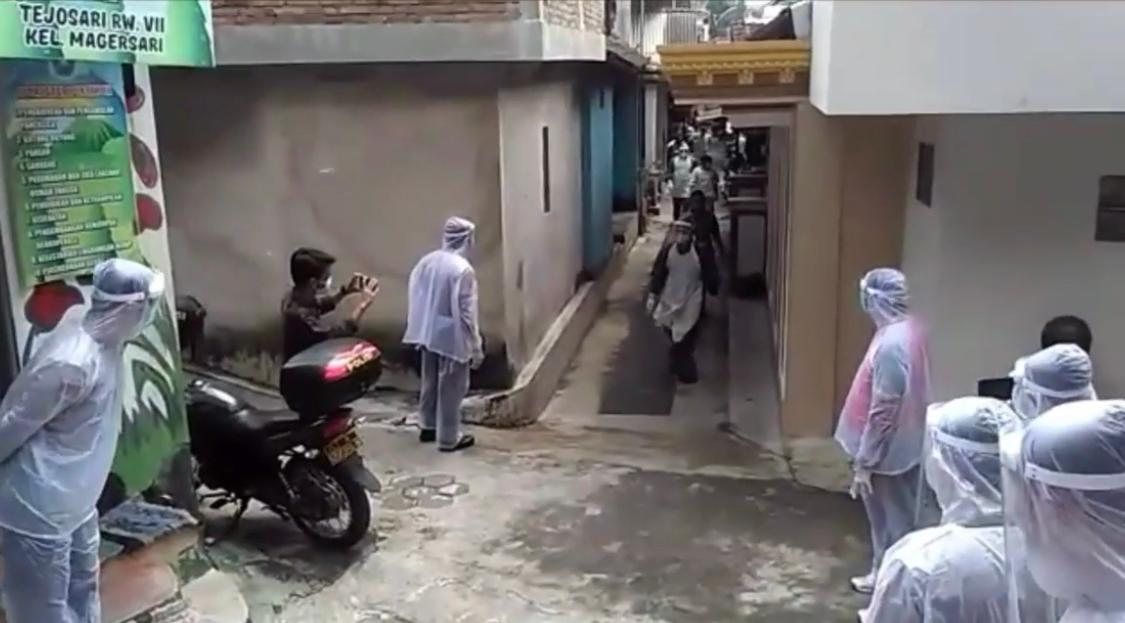 NEWS: Petugas medis mengevakuasi salah satu warga Kota Magelang lengkap dengan APD (3/4/2020)-(Foto: SS Video)