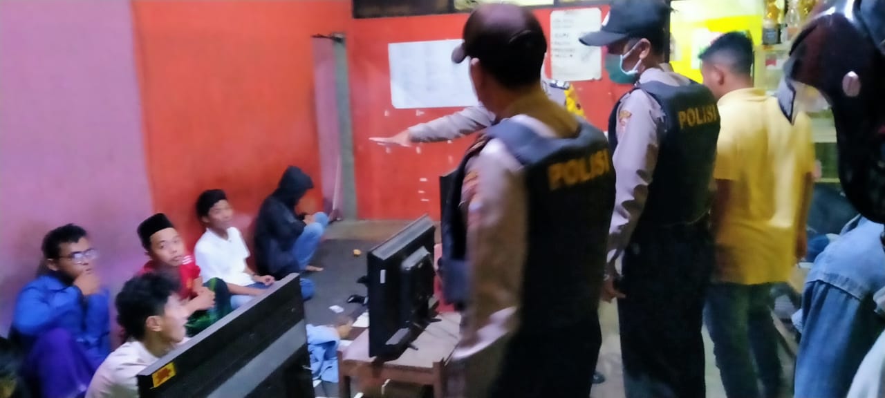NEWS: Petugas Kepolisian Polsek Muntilan bubarkan puluhan remaja asyik bermain playstasion (2/4/2020)-(Foto: Istimewa)
