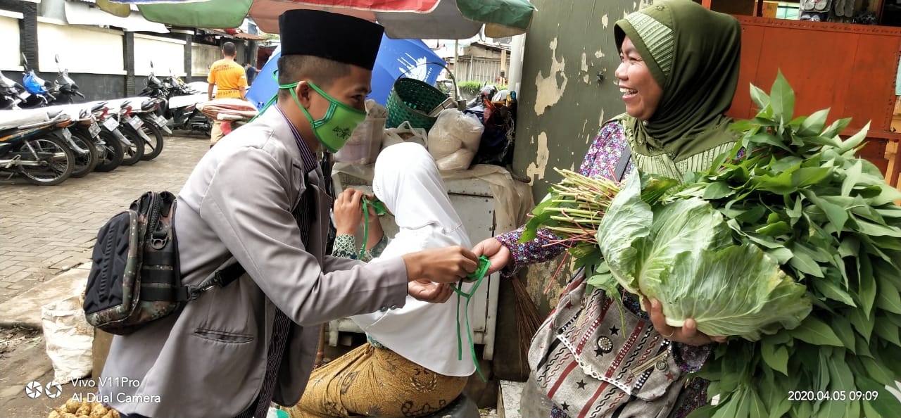 NEWS: Salah satu anggota MWC NU Grabag bagikan masker di kepada pedagang di Pasar Grabag (5/4/2020)-(Foto: istimewa)