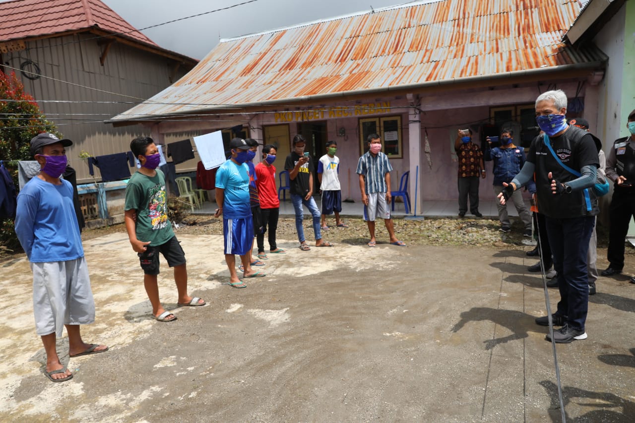 SAMBANG: Gubernur Ganjar Pranowo saat memberikan semangat kepada belasan pemudik yang sedang menjalani masa karantina terkait pandemi covid-19, Minggu (5/4). (Foto: Humas Pemprov Jateng)