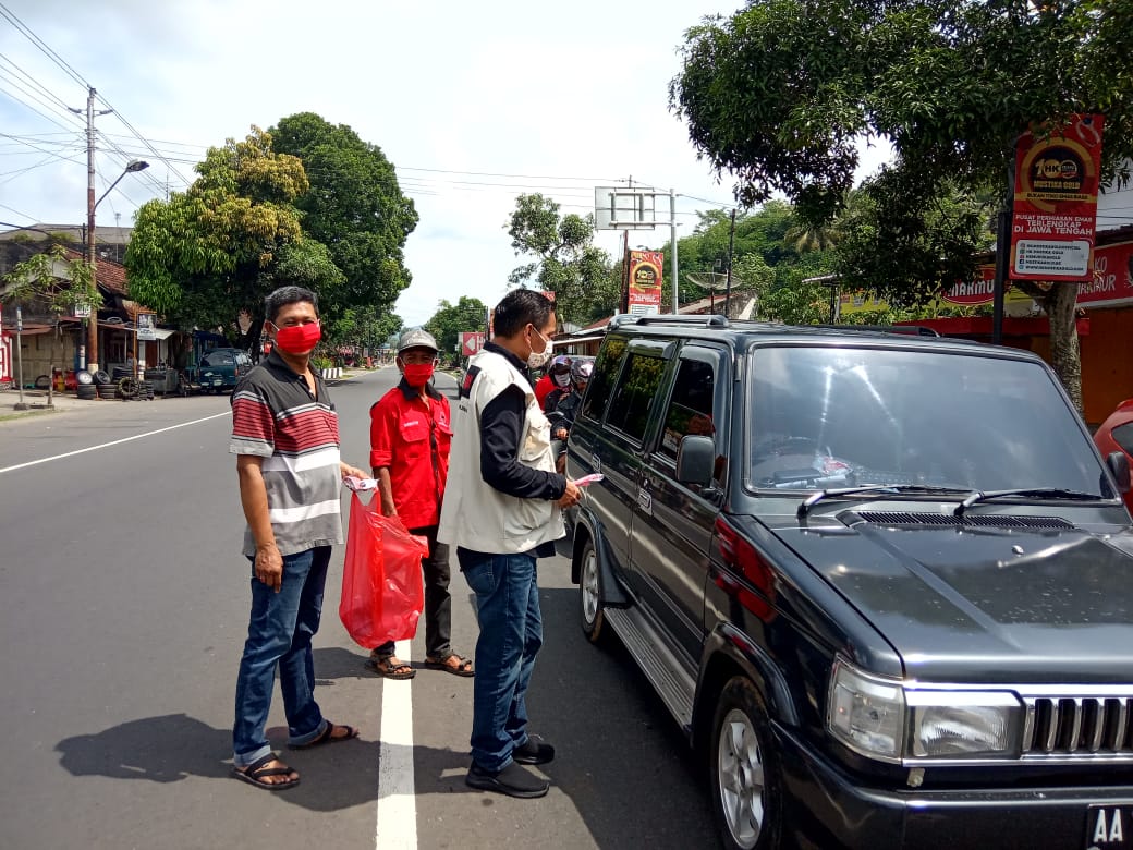 NEWS: Bendahara DPC PDI Perjuangan Magelang bersama Kader bagi masker di Salaman (5/4/2020)-(Foto: Istimewa)