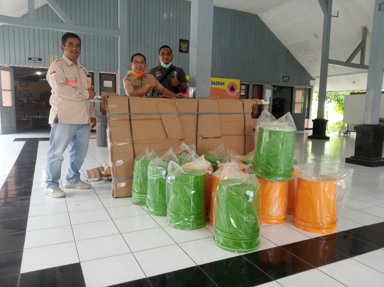 NEWS: CV Bumi Lestari dan IUP Fajar Santoso, pengusaha tambang merapi Magelang berikan bantuan ke BPBD Kabupaten Magelang (6/4/2020)-(Foto: bsn)