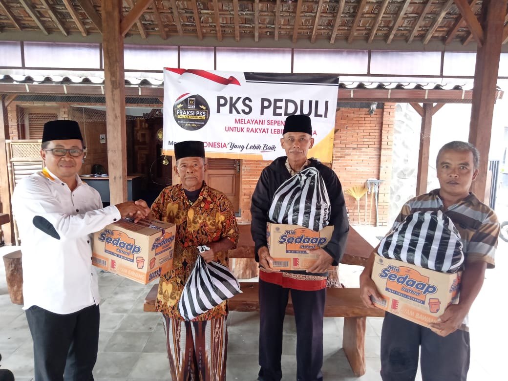NEWS: Cak Nur dari FPKS DPRD Kabupaten Magelang bagi sembako ke warga dan guru honorer (6/4/2020)-(Foto: Istimewa)