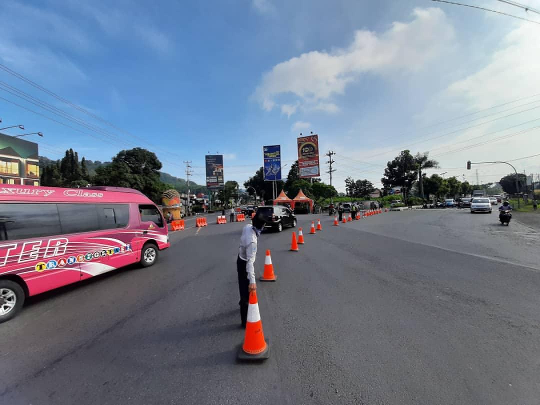 PENGALIHAN ARUS: Dishub Kota Magelang mengalihkan arus mencegah kendaraan masuk ke kota. (Foto: Instagram @dishubkotamagelang)