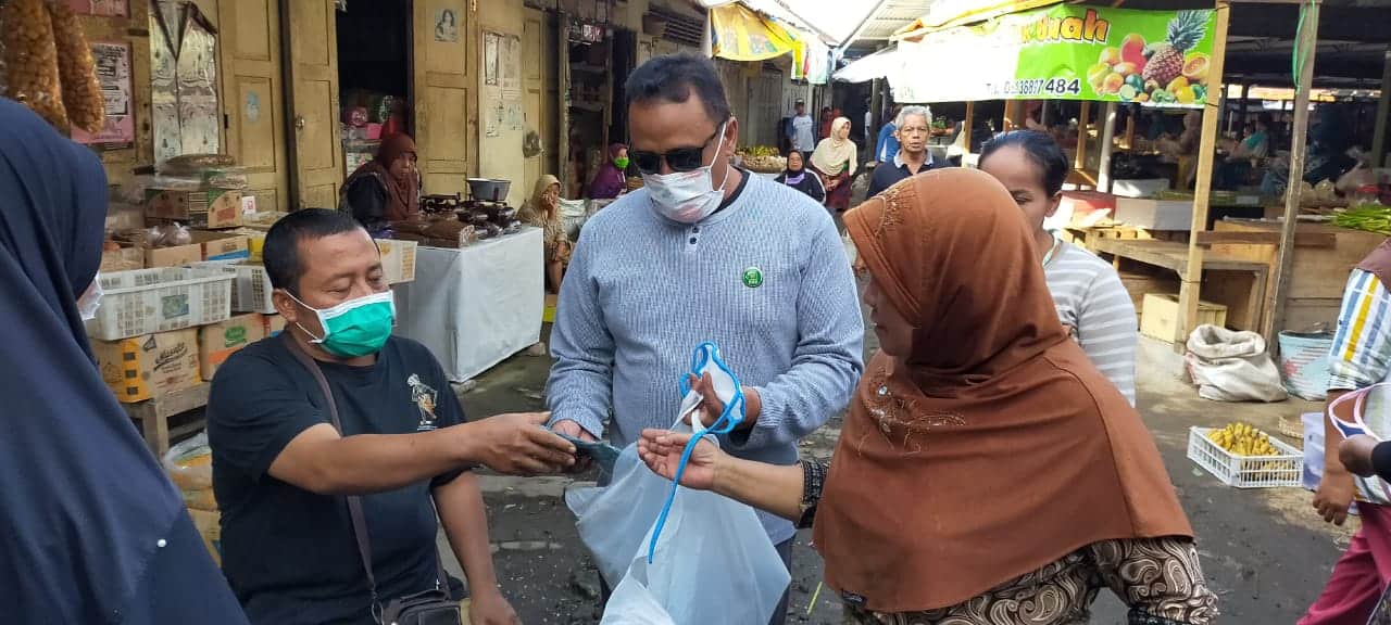 NEWS: Anggota FPKB DPRD Kabupaten Magelang, relawan covid-19 DPC PKB Magelang bagikan masker ke pasar-pasar (8/4/2020)-(Foto: Istimewa)
