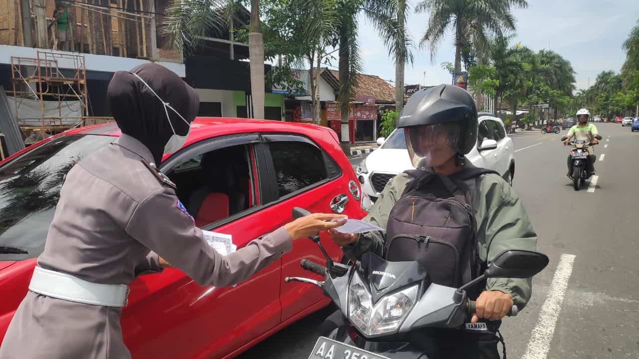 NEWS: Polwan Satlantas Polres Magelang membagikan selebaran Maklumat Kapolri terkait himbauan pencegahan penyebaran virus corona di Magelang (8/4/2020)-(Foto: Istimewa)