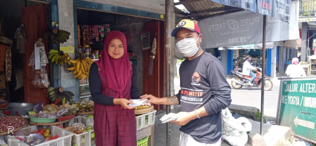 NEWS: Kader Laskar PDI Perjuangan Magelang bagi bagi masker di Sawangan (8/4/2020)-(Foto: Istimewa)