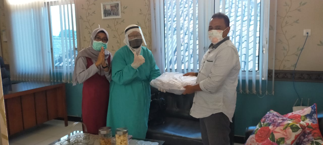 NEWS: FPKB DPRD Kabupaten Magelang saat Menyapa Tenaga Medis sekaligus berikan bantuan APD (8/4/2020)-(Foto: Istimewa)