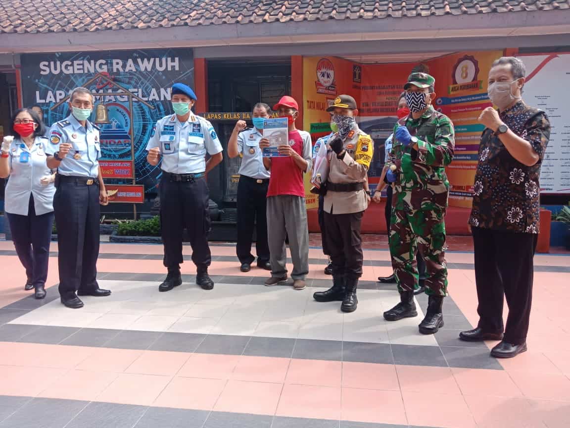BEBAS: Seorang napi kasus pembunuhan berinisial I (baju merah) sebelum keluar dari Lapas Magelang, (8/4). (Foto: Borobudur News)