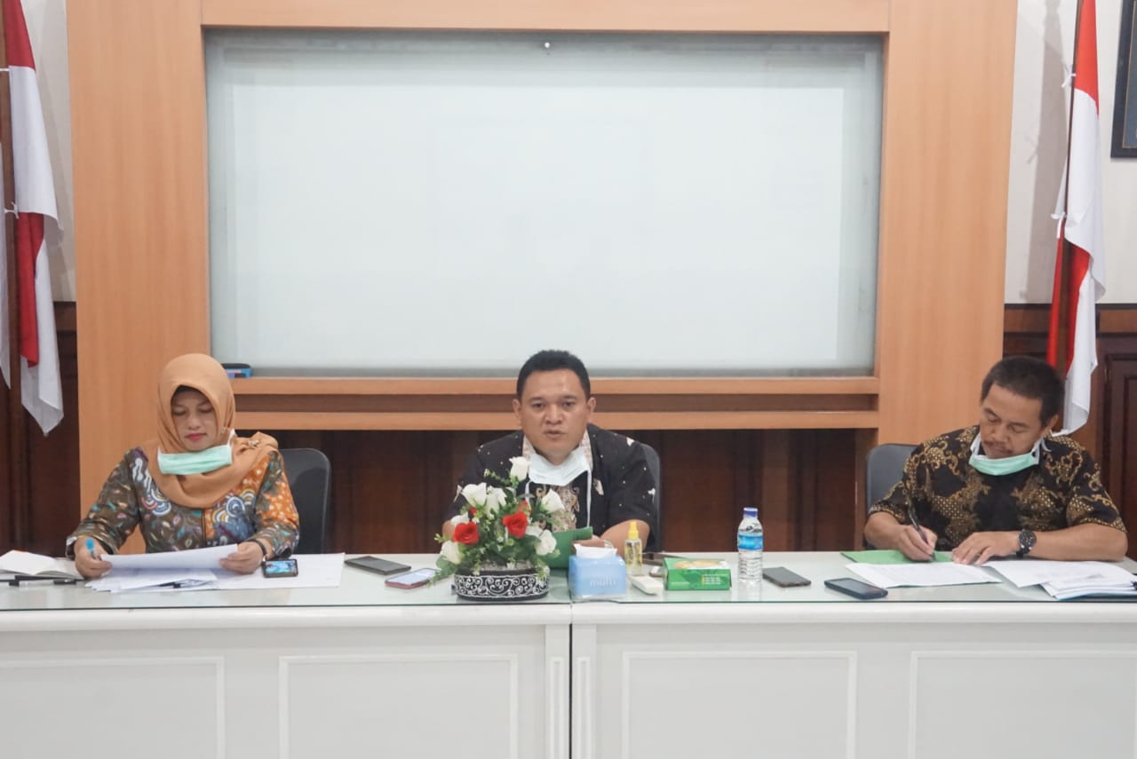 DISKON: Direktur PDAM Tirta Gemilang Kabupaten Magelang, Agus Tri Suharyono (tengah) saat melakukan jumpa pers, Kamis (9/4). (Foto: Borobudur News)