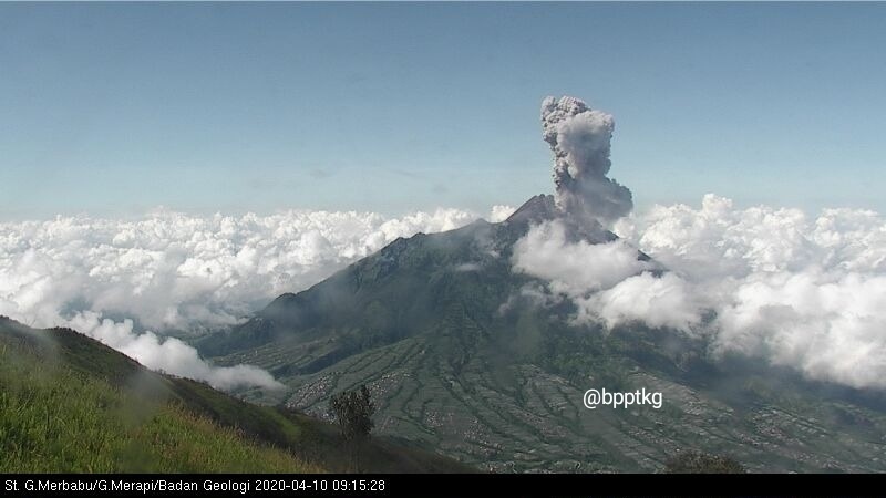 NEWS: Erupsi merapi 10 April 2020 tampak dari CCTV Gunung Merbabu ( @BPPTKG)