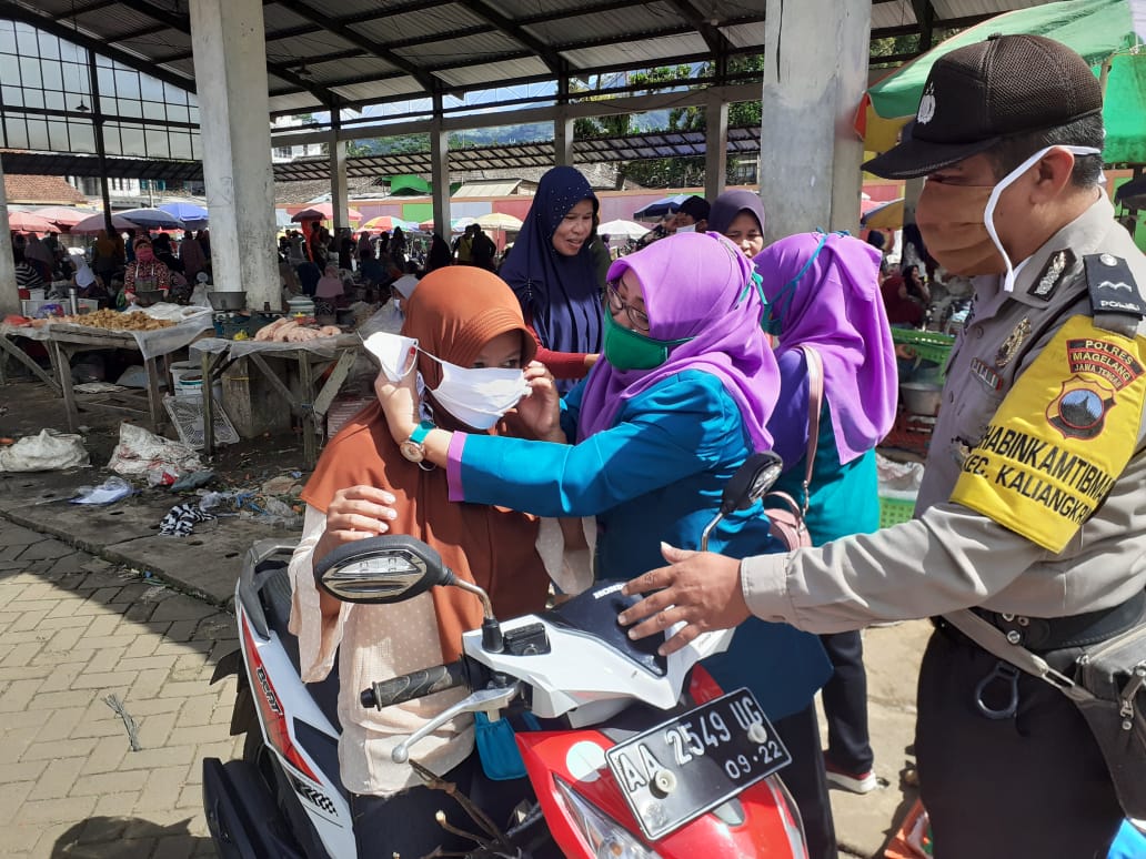 NEWS: Relawan Perempuan Lawan Covid-19 DPC PKB Magelang gerakan ayo pakai masker di Kaliangkrik (10/4/2020)-(Foto: Istimewa)