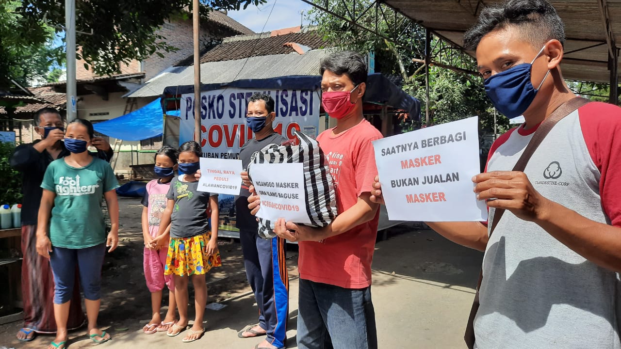 NEWS: Pemuda Dusun Tingal Raya Desa Wanurejo bagi bagi masker ke seluruh warganya (10/4/2020)-(Foto-Istimewa)