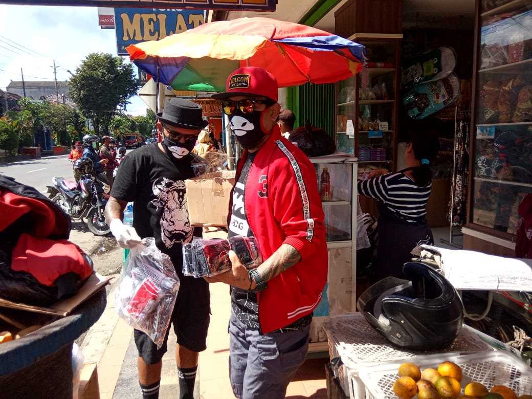 NEWS: Ketua Laskar PDI Perjuangan Kabupaten Magelang saat membagikan masker (10/4/2020)-(Foto: Istimewa)