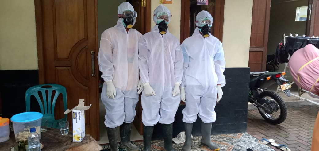 NEWS: Petugas pemakaman warg Secang yang PDP lengkap dengan APD (10/4/2020)-(Foto- Istimewa)