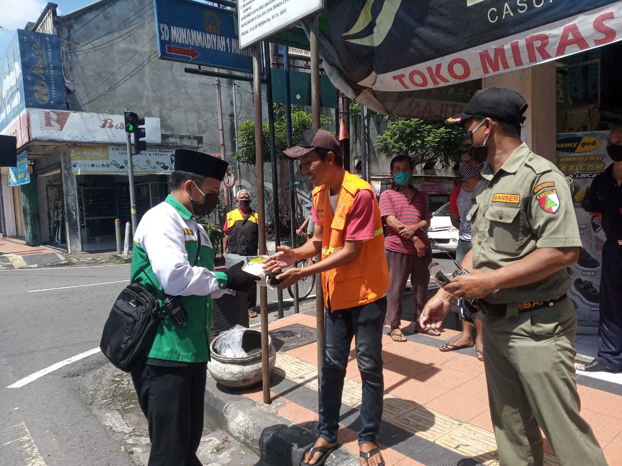 NEWS: GP Ansor Muntilan bagi-bagi sembako kepada warga di Jalan Pemuda Muntilan (12/4/2020)-(Foto: Istimewa)