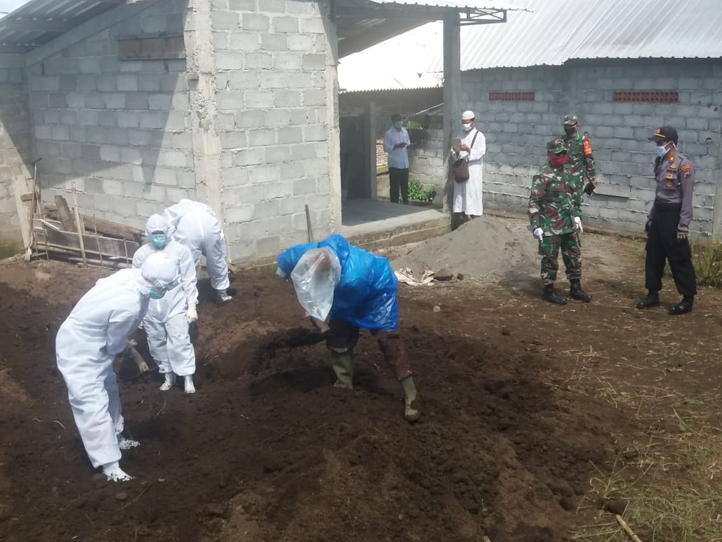 NEWS: Proses pemakaman PDP di Kecamatan Mungkid dijaga pihak keamanan Polsek dan Koramil (12/4/2020)-(Foto: Istimewa)