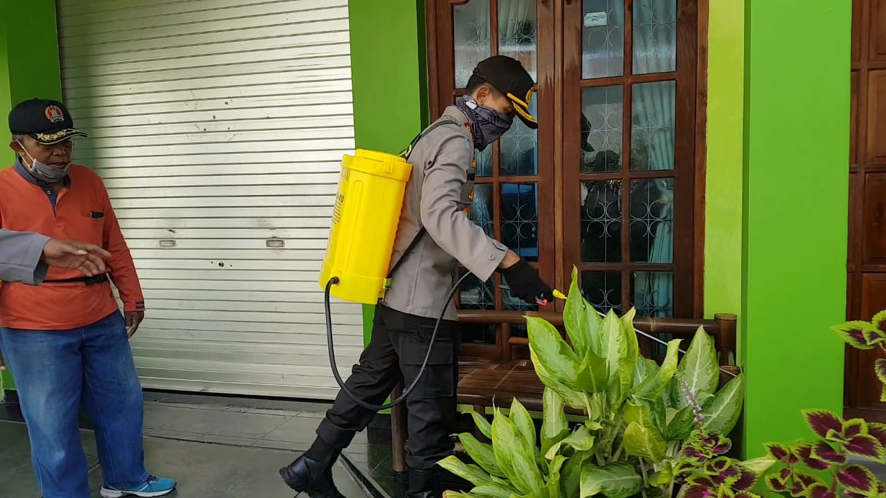 SEMPROT: Kapolres Magelang Kota AKBP Nugroho Ari Setyawan turun ke permukiman menyemprot disinfektan. (Foto: Humas Polres Magelang Kota)