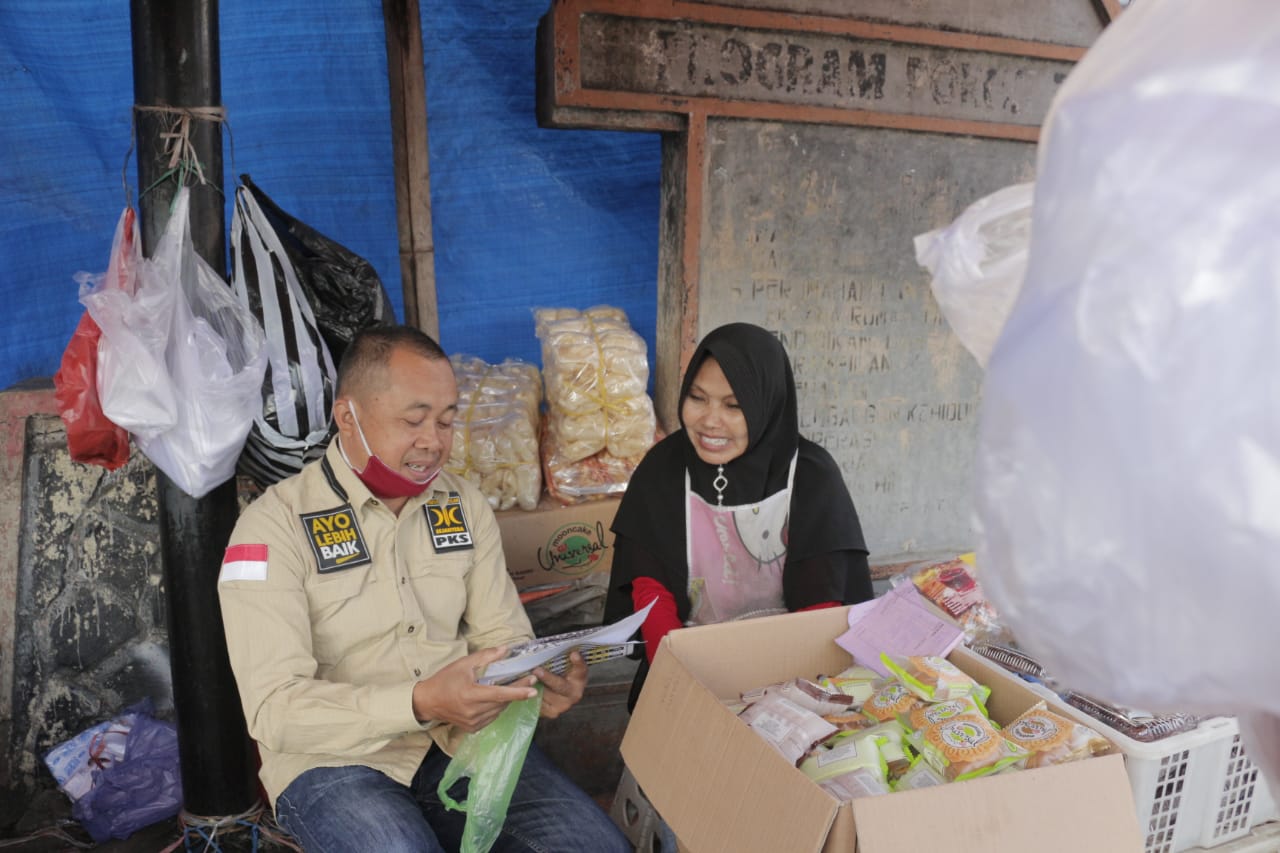 NEWS: Kader PKS bagi bagi masker sambil sosialisasi pentingnya mencegah penyeberan covid-19 (14/4/2020)-(Foto: Istimewa)