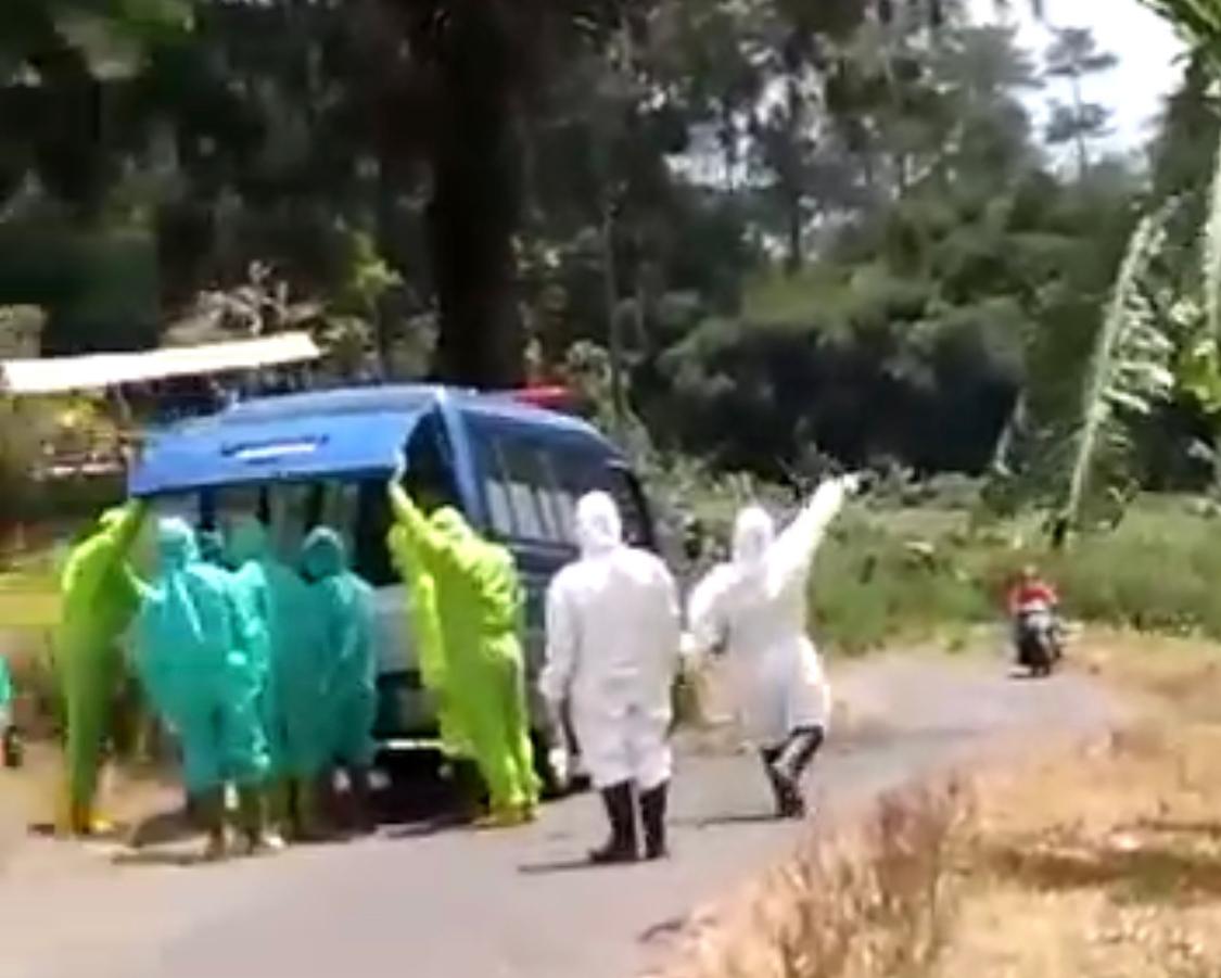 DIMAKAMKAN: Suasana pemakaman PDP Covid-19 di Ngablak meski tak punya riwayat kontak dan perjalanan. (Gambar: SC video)