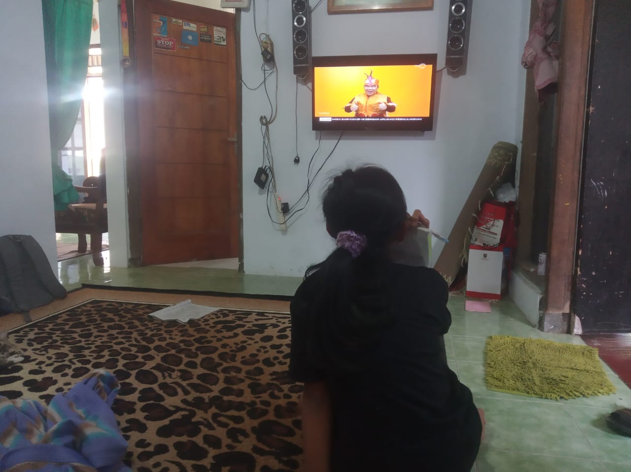 NEWS: Seorang anak SD saat mengikuti pelajaran melalui TVRI untuk belajar di rumah (13/4/2020)-(Foto: BNews)