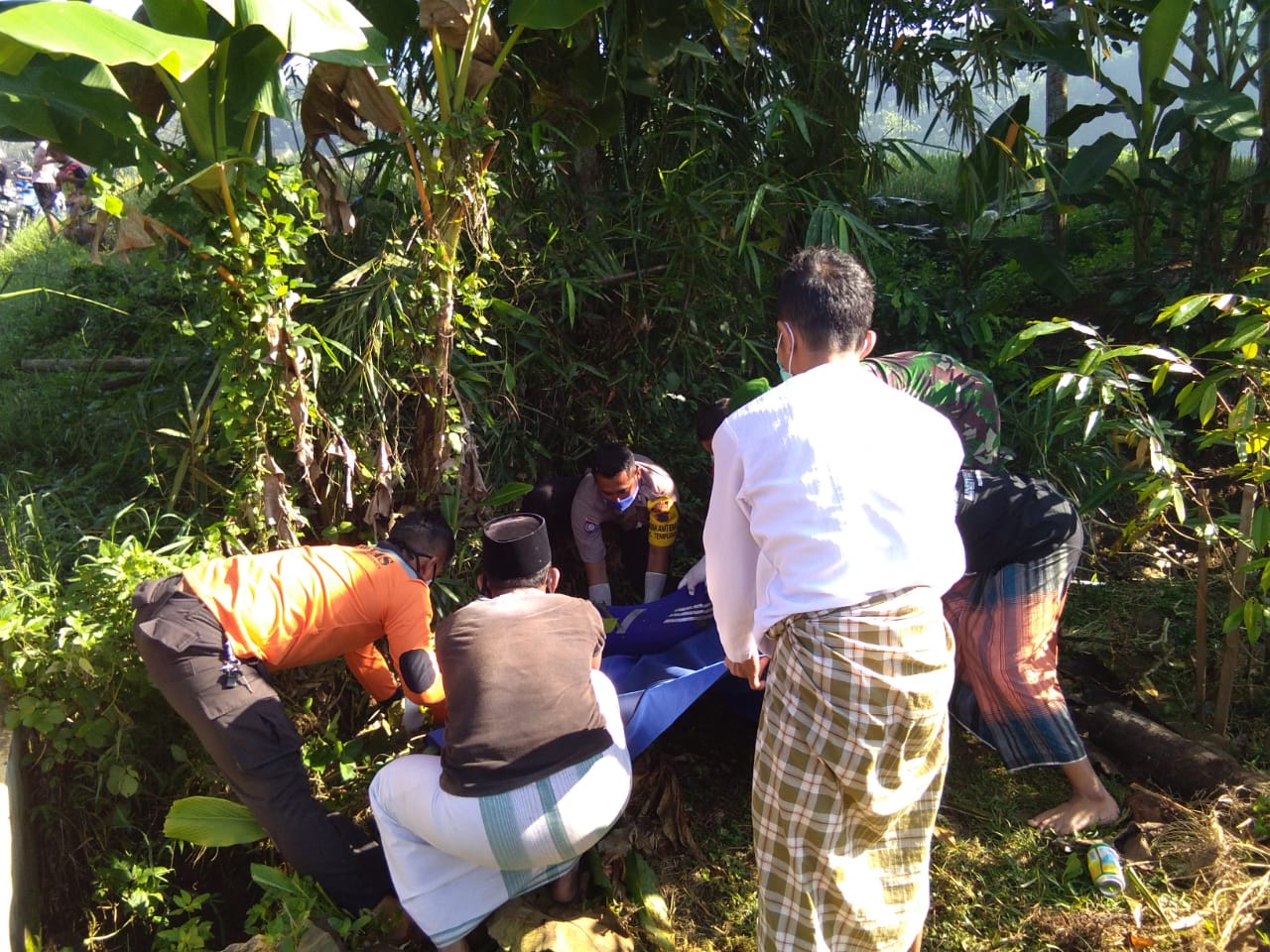 NEWS: Jenazah santri saat hendak di evakuasi oleh petugas Polsek Tempuran, Relawan dan Pihak Ponpes (13/4/2020)-(Foto: Istimewa)
