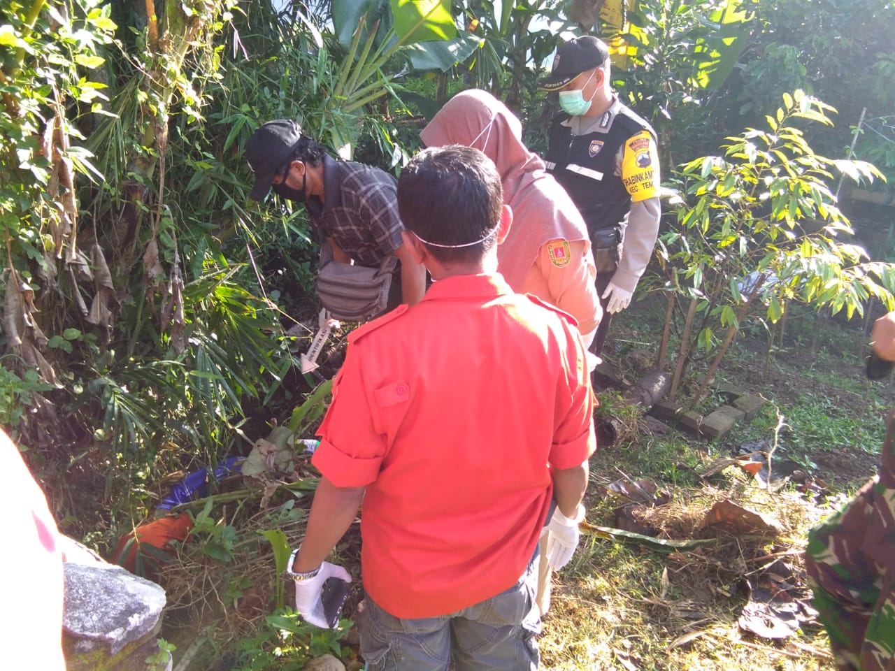 NEWS: Petugas Polsek Tempuran saat melakukan olah TKP penemuan mayat santri (13/4/2020)-(Foto: Istimewa)