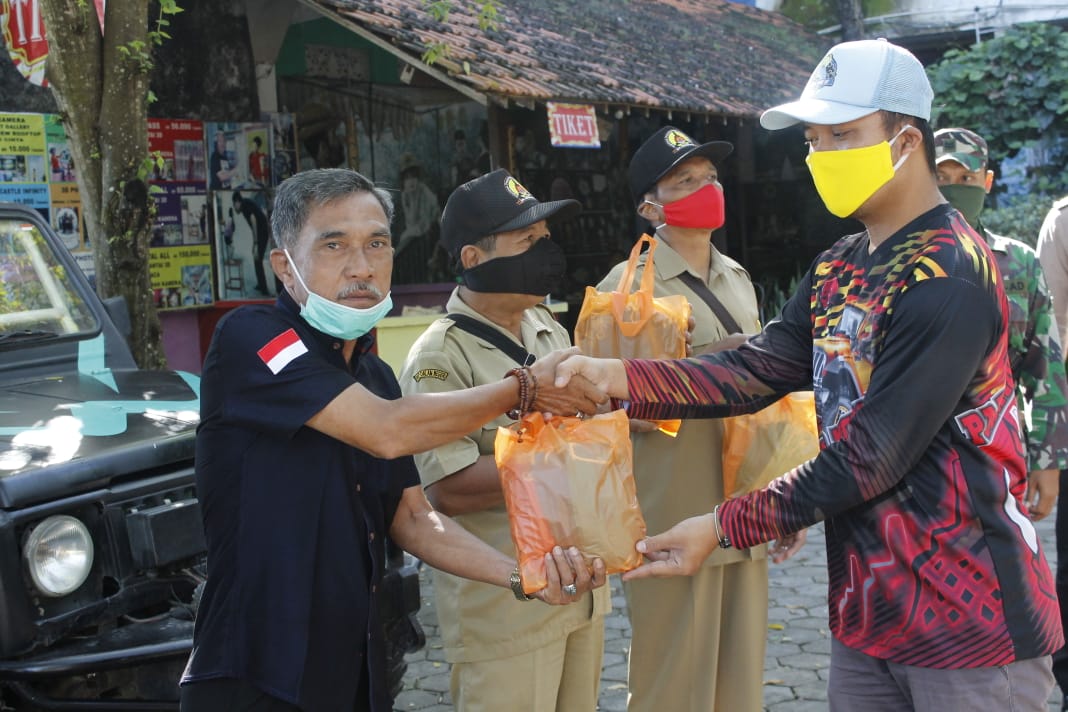 NEWS: Pembagian APD dan nasi box dari komunitas jeep menoreh di Borobudur (13/4/2020)-(Foto: Istimewa)