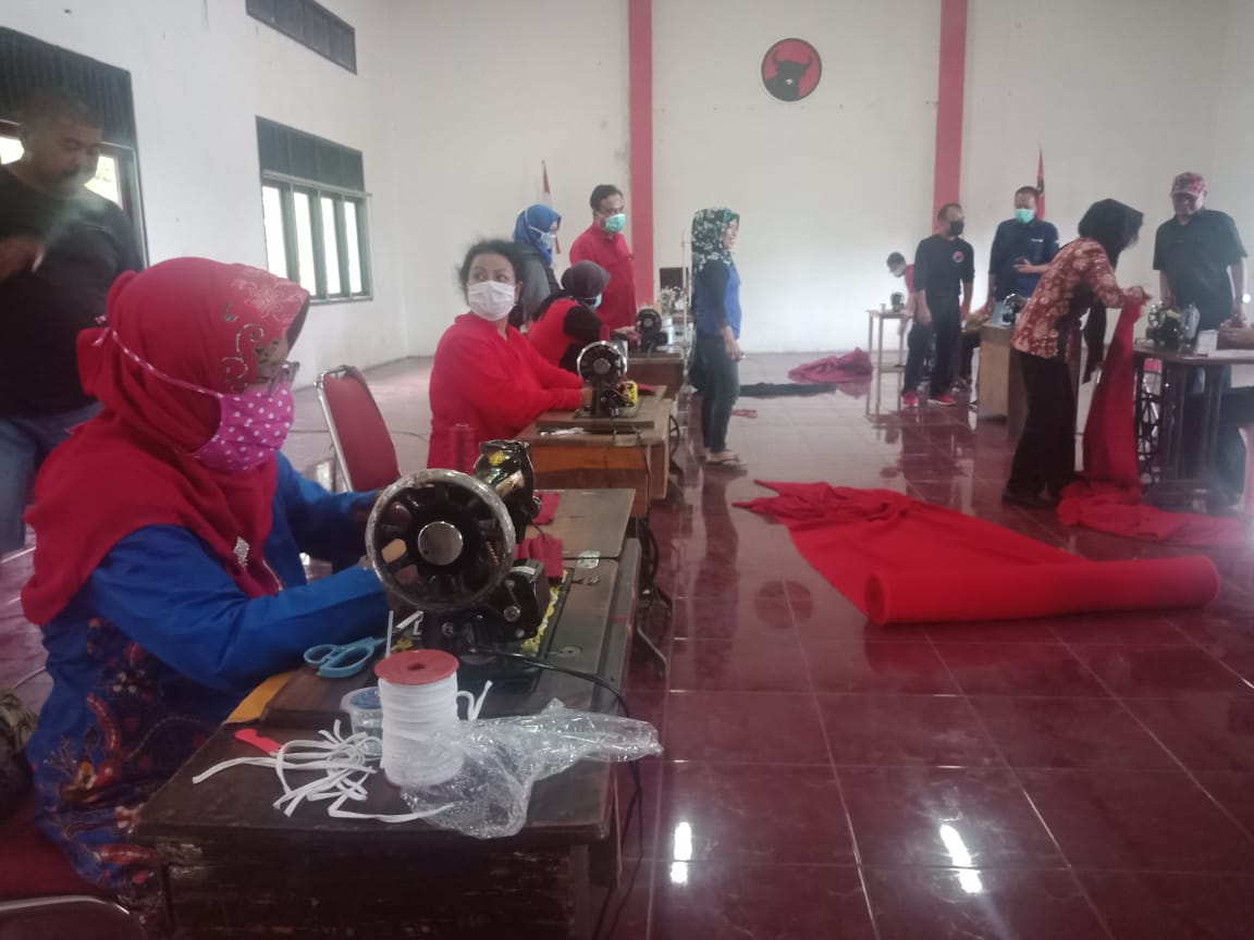 MANDIRI: DPC PDI Perjuangan Kabupaten Magelang memberdayakan kadernya sendiri untuk membuat masker gratis, Senin (13/4). (Foto: ata)