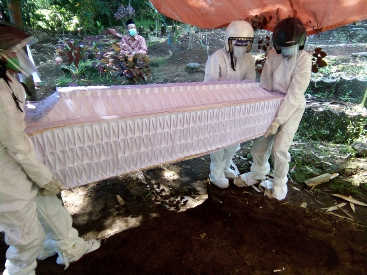 NEWS: Proses pemakaman remaja 16 tahun PDP di wilayah Kecamatan Grabag Magelang (13/4/2020)-(Foto: Istimewa)