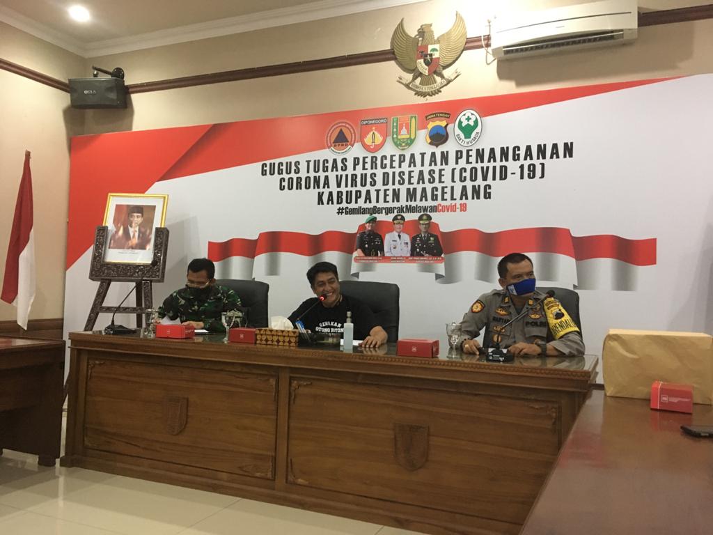 Ketua Gugus Tugas Percepatan Penanganan Covid-19 Kabupaten Magelang, Zaenal Arifin menyampaikan update corona perhari ini, (13/4). (Foto: han)